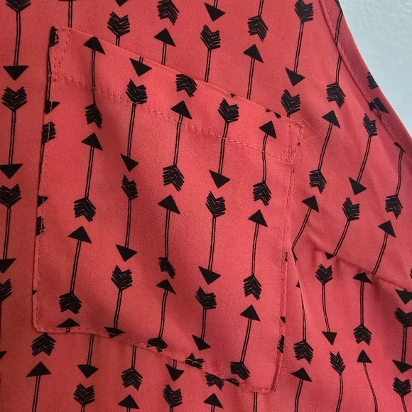 Torrid Sleeveless Blouse Tank Size 3 Red Black Arrows Polyester - Picture 3 of 8